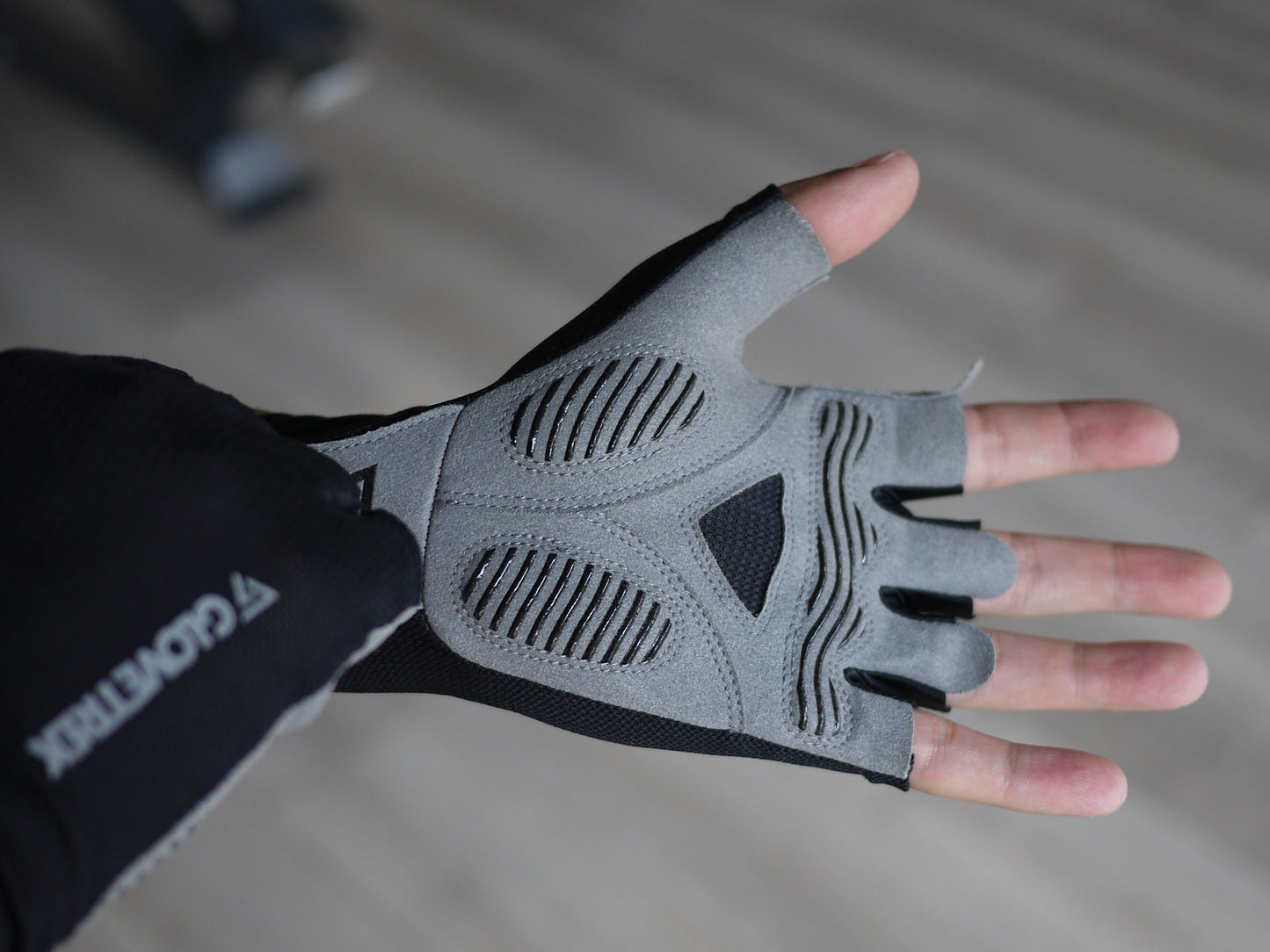 Glovetrek multifunctional half-finger cycling gloves